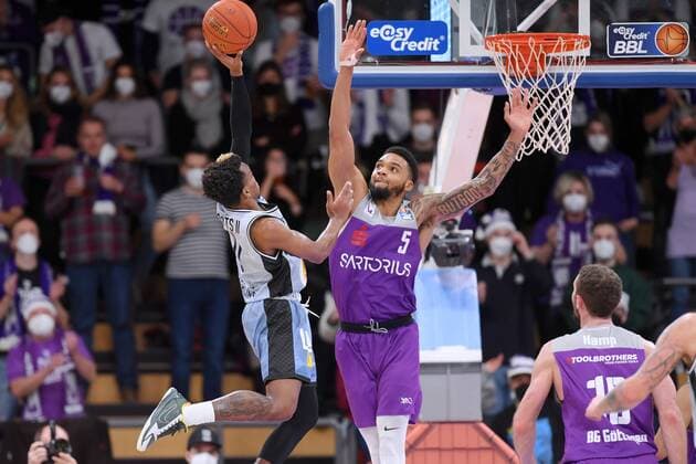 T J Shorts Merlins Crailsheim throwing Jeff Roberson BG Goettingen R , Basketball, Bundesliga, BBL, BG Goettingen Hakro Merlins Crailsheim , 18 12 2021, BG Goettingen Hakro Merlins Crailsheim, Basketball, Bundesliga, GER, BBL, 18 12 2021 Goettingen Copyright: xEibner-Pressefotox-xRolandxSippelx