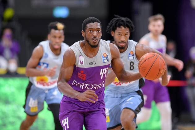 Kamar Baldwin BG Goettingen on the ball , Terrell Harris Merlins Crailsheim R, back , Basketball, Bundesliga, BBL, BG Goettingen Hakro Merlins Crailsheim , 18 12 2021, BG Goettingen Hakro Merlins Crailsheim, Basketball, Bundesliga, GER, BBL, 18 12 2021 Goettingen Copyright: xEibner-Pressefotox-xRolandxSippelx
