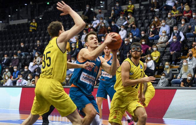 GER, Basketball,easy Credit BBL, EWE Baskets Oldenburg vs ratiopharm Ulm 18 12 2021, EWE Arena, Oldenburg, GER, easy Credit BBL, EWE Baskets Oldenburg vs ratiopharm Ulm , in picture Fedor ZUGIC ratiopharm Ulm 44 Alen PJANIC EWE Baskets Oldenburg 35 Sebastian HERRERA EWE Baskets Oldenburg 7 nordphotoxRojahn nph00310