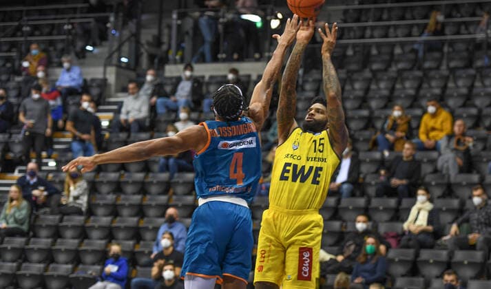 GER, Basketball,easy Credit BBL, EWE Baskets Oldenburg vs ratiopharm Ulm 18 12 2021, EWE Arena, Oldenburg, GER, easy Credit BBL, EWE Baskets Oldenburg vs ratiopharm Ulm , in picture Cameron CLARK EWE Baskets Oldenburg 15 Jaron BLOSSOMGAME ratiopharm Ulm 4 nordphotoxRojahn nph00310