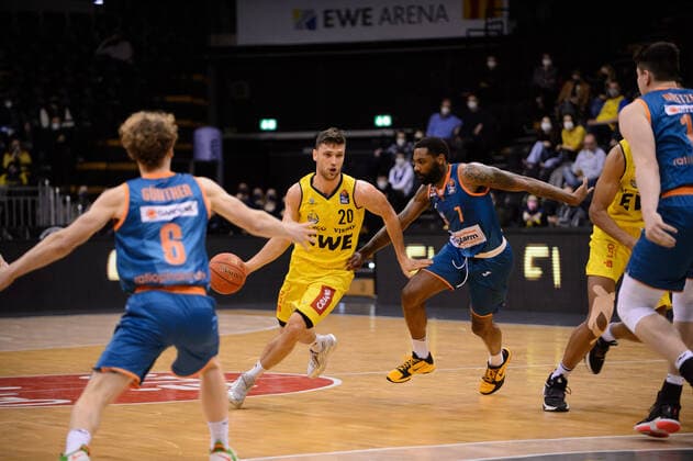 Michal Michalak 20 EWE Baskets Oldenburg vs Sindarius Thornwell 7 ratiopharm Ulm and Per Günther Guenther 6 ratiopharm Ulm during the match EWE Baskets Oldenburg vs ratiopharm Ulm Basketball, easyCredit BBL, Season 2021 2022, Matchday 11, 18 12 2021 Copyright xErikxHillmer EIBNERx EP EHR EWE Baskets Oldenburg vs ratiopharm Ulm Basketball, easyCredit BBL, Season 2021 2022, Matchday 11, 18 12 2021 Oldenburg. Copyright: xErikxHillmer EIBNERx EP_EHR
