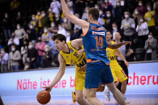 Alen Pjanic 35 EWE Baskets Oldenburg vs Philipp Herkenhoff 14 ratiopharm Ulm during the match EWE Baskets Oldenburg vs ratiopharm Ulm Basketball, easyCredit BBL, season 2021 2022, 11 match day, 18 12 2021 Copyright xErikxHillmer EIBNERx EP EHR EWE Baskets Oldenburg vs ratiopharm Ulm Basketball, easyCredit BBL, season 2021 2022, 11 match day, 18 12 2021 Oldenburg Copyright: xErikxHillmer EIBNERx EP_EHR