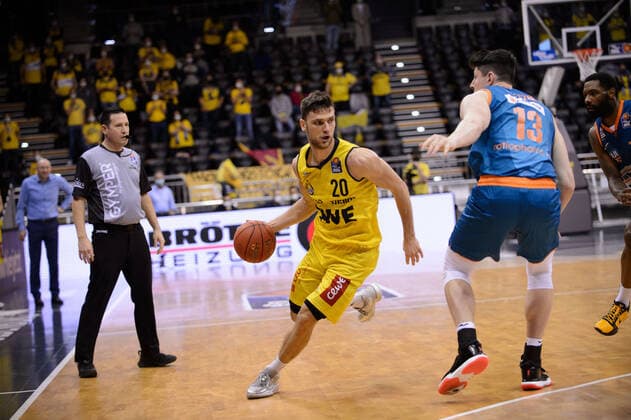 Michal Michalak 20 EWE Baskets Oldenburg vs Nicolas Bretzel 13 ratiopharm Ulm during the match EWE Baskets Oldenburg vs ratiopharm Ulm Basketball, easyCredit BBL, season 2021 2022, 11 match day, 18 12 2021 Copyright xErikxHillmer EIBNERx EP EHR EWE Baskets Oldenburg vs ratiopharm Ulm Basketball, easyCredit BBL, season 2021 2022, 11 match day, 18 12 2021 Oldenburg Copyright: xErikxHillmer EIBNERx EP_EHR