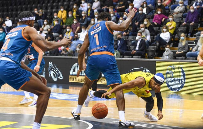 GER, Basketball,easy Credit BBL, EWE Baskets Oldenburg vs ratiopharm Ulm 18 12 2021, EWE Arena, Oldenburg, GER, easy Credit BBL, EWE Baskets Oldenburg vs ratiopharm Ulm , in the picture Phil PRESSEY EWE Baskets Oldenburg 11 vs Christiano FELICIO ratiopharm Ulm 1 is down nordphotoxRojahn nph00310