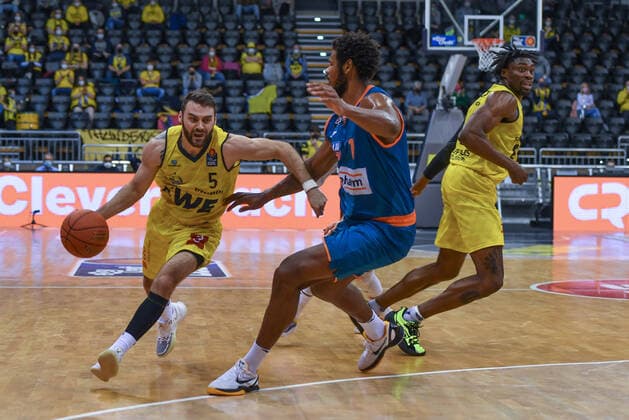 GER, Basketball,easy Credit BBL, EWE Baskets Oldenburg vs ratiopharm Ulm 18 12 2021, EWE Arena, Oldenburg, GER, easy Credit BBL, EWE Baskets Oldenburg vs ratiopharm Ulm , in picture Matt FARRELL EWE Baskets Oldenburg 5 Christiano FELICIO ratiopharm Ulm 1 Tai ODIASE EWE Baskets Oldenburg 21 nordphotoxRojahn nph00310