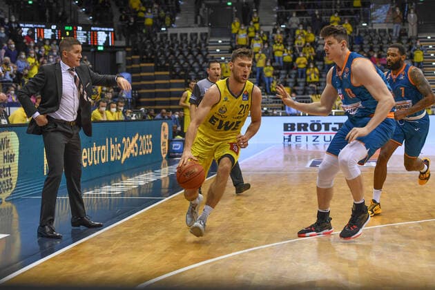 GER, Basketball,easy Credit BBL, EWE Baskets Oldenburg vs ratiopharm Ulm 18 12 2021, EWE Arena, Oldenburg, GER, easy Credit BBL, EWE Baskets Oldenburg vs ratiopharm Ulm , in picture Michal MICHALAK EWE Baskets Oldenburg 20 Niolas BRETZEL ratiopharm Ulm 13 nordphotoxRojahn nph00310