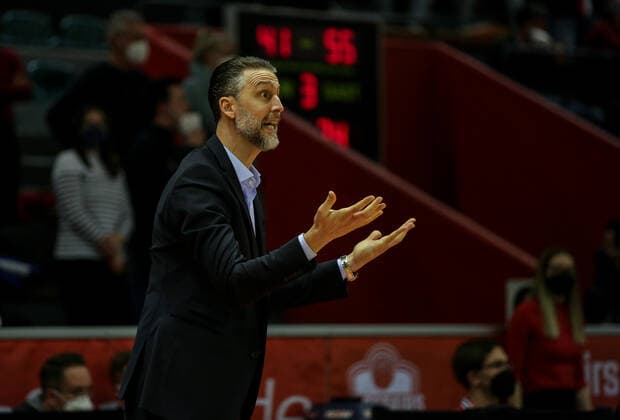 Germany, Giessen, Osthalle, 18 12 2021, easy Credit BBL, 11 matchday, JobStairs Giessen 46ers Telekom Baskets Bonn picture Head Coach Pete Strobl Giessen 46ers. Copyright: HMBxMedia ThomasxJäger