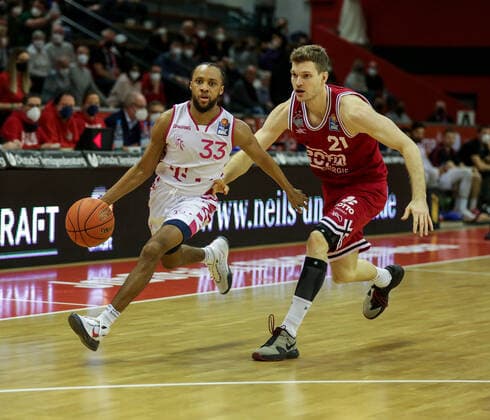 Germany, Giessen, Osthalle, 18 12 2021, easy Credit BBL, 11 Spieltag, JobStairs Giessen 46ers Telekom Baskets Bonn picture from left Parker Jackson Cartwright Telekom Baskets Bonn ,Florian Koch Giessen 46ers Copyright: HMBxMedia ThomasxJäger
