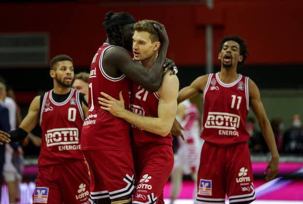 Germany, Giessen, Osthalle, 18 12 2021, easy Credit BBL, 11 Spieltag, JobStairs Gießen 46ers Telekom Baskets Bonn picture jubilation of the players of Giessen they equalize after catching up with the points Copyright: HMBxMedia ThomasxJäger