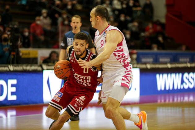 Germany, Giessen, Osthalle, 18 12 2021, easy Credit BBL, 11 Spieltag, JobStairs Giessen 46ers Telekom Baskets Bonn picture v li Kendale McCullum Giessen 46ers ,Karsten Tadda Telekom Baskets Bonn Copyright: HMBxMedia ThomasxJäger