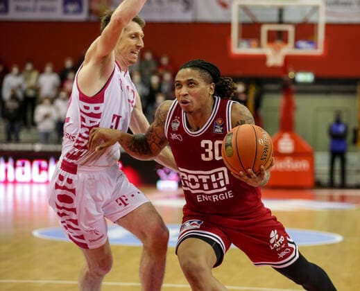 Germany, Giessen, Osthalle, 18 12 2021, easy Credit BBL, 11 Spieltag, JobStairs Gießen 46ers Telekom Baskets Bonn picture v li Skyler Bowlin Telekom Baskets Bonn , T J Williams JobStairs Gießen 46ers Copyright: HMBxMedia ThomasxJäger