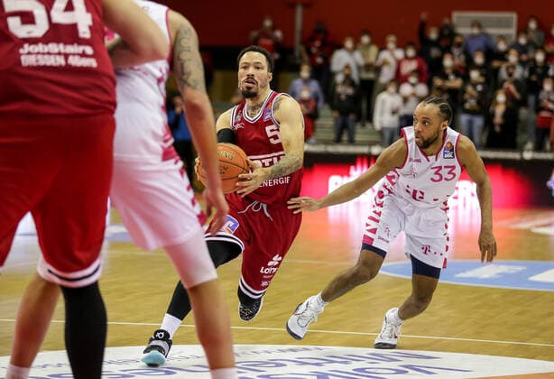 Germany, Giessen, Osthalle, 18 12 2021, easy Credit BBL, 11 Spieltag, JobStairs Giessen 46ers Telekom Baskets Bonn picture v li Kyan Anderson Giessen 46ers ,Parker Jackson Cartwright Telekom Baskets Bonn Copyright: HMBxMedia ThomasxJäger