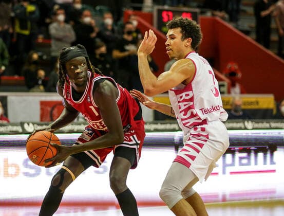 Germany, Giessen, Osthalle, 18 12 2021, easy Credit BBL, 11 Spieltag, JobStairs Giessen 46ers Telekom Baskets Bonn picture v li Nuni Omot Giessen 46ers ,Tyson Ward Telekom Baskets Bonn Copyright: HMBxMedia ThomasxJäger
