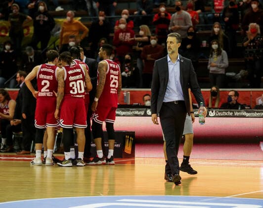 Germany, Giessen, Osthalle, 18 12 2021, easy Credit BBL, 11 Matchday, JobStairs Giessen 46ers Telekom Baskets Bonn picture Head Coach Pete Strobl Giessen 46ers has to leave the pitch Copyright: HMBxMedia ThomasxJäger