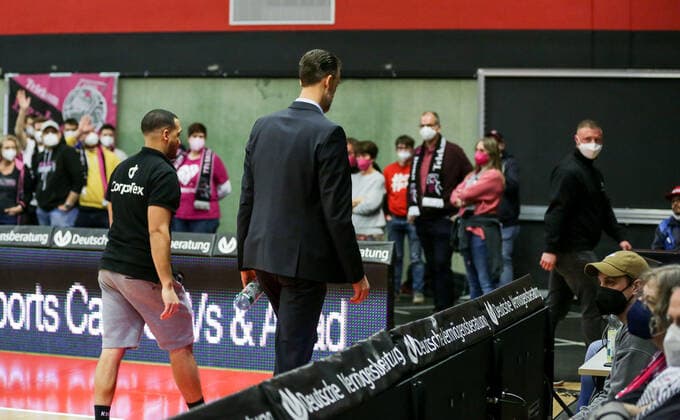 Germany, Giessen, Osthalle, 18 12 2021, easy Credit BBL, 11 Matchday, JobStairs Giessen 46ers Telekom Baskets Bonn picture Head Coach Pete Strobl Giessen 46ers has to leave the pitch Copyright: HMBxMedia ThomasxJäger