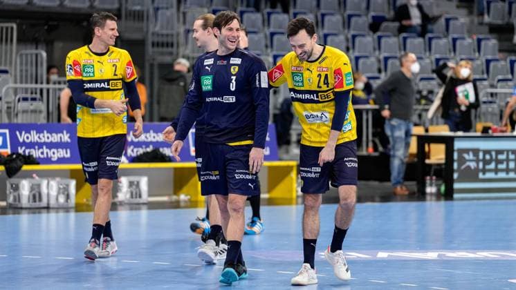 f le Andy Schmid Andre Schmid, RNL, 2 , Lukas Nilsson RNL, 65 , Uwe Gensheimer RNL, 3 , Patrick Groetzki RNL, 24 , Rhein Neckar Löwen players, cheering after the final whistle, victory, winner, winners, cheers, joy, optimistic, highlight, action, action, 18 12 2021, Mannheim Germany , Handball, Bundesliga, Rhein Neckar Löwen TuS N Lübbecke xozx