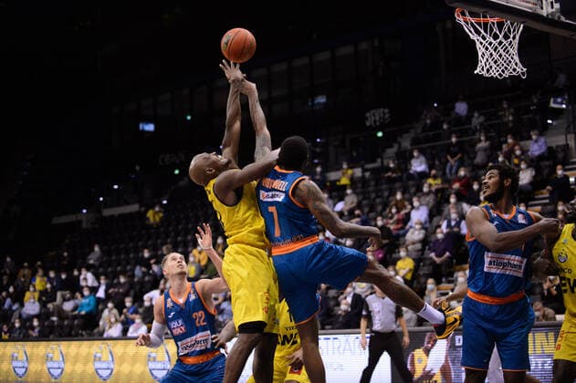 Rickey Paulding 23 EWE Baskets Oldenburg vs Sindarius Thornwell 7 ratiopharm Ulm during the match EWE Baskets Oldenburg vs ratiopharm Ulm Basketball, easyCredit BBL, season 2021 2022, 11 match day, 18 12 2021 Copyright xErikxHillmer EIBNERx EP EHR EWE Baskets Oldenburg vs ratiopharm Ulm Basketball, easyCredit BBL, season 2021 2022, 11 match day, 18 12 2021 Oldenburg Copyright: xErikxHillmer EIBNERx EP_EHR