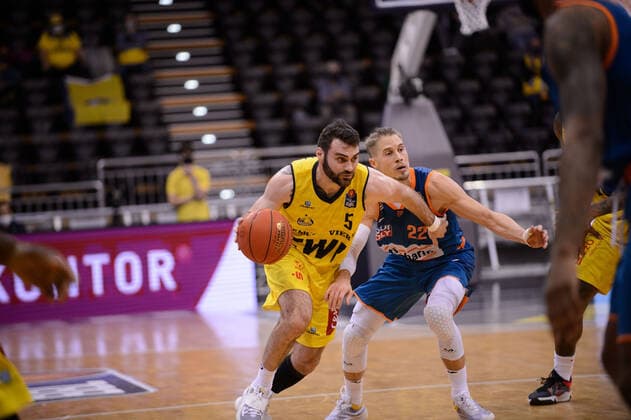 Matt Farrell 5 EWE Baskets Oldenburg vs Thomas Klepeisz 22 ratiopharm Ulm during the match EWE Baskets Oldenburg vs ratiopharm Ulm Basketball, easyCredit BBL, season 2021 2022, 11 match day, 18 12 2021 Copyright xErikxHillmer EIBNERx EP EHR EWE Baskets Oldenburg vs ratiopharm Ulm Basketball, easyCredit BBL, season 2021 2022, 11 match day, 18 12 2021 Oldenburg Copyright: xErikxHillmer EIBNERx EP_EHR