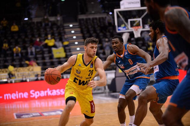 Michal Michalak 20 EWE Baskets Oldenburg vs Semaj Christon 0 ratiopharm Ulm during the match EWE Baskets Oldenburg vs ratiopharm Ulm Basketball, easyCredit BBL, season 2021 2022, 11 matchday, 18 12 2021 Copyright xErikxHillmer EIBNERx EP EHR EWE Baskets Oldenburg vs ratiopharm Ulm Basketball, easyCredit BBL, season 2021 2022, 11 matchday, 18 12 2021 Oldenburg Copyright: xErikxHillmer EIBNERx EP_EHR