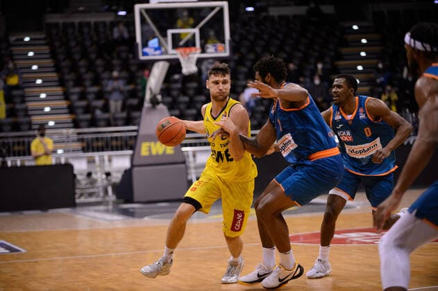 Michal Michalak 20 EWE Baskets Oldenburg vs Cristiano Felicio 1 ratiopharm Ulm during the match EWE Baskets Oldenburg vs ratiopharm Ulm Basketball, easyCredit BBL, season 2021 2022, 11 matchday, 18 12 2021 Copyright xErikxHillmer EIBNERx EP EHR EWE Baskets Oldenburg vs ratiopharm Ulm Basketball, easyCredit BBL, season 2021 2022, 11 matchday, 18 12 2021 Oldenburg Copyright: xErikxHillmer EIBNERx EP_EHR