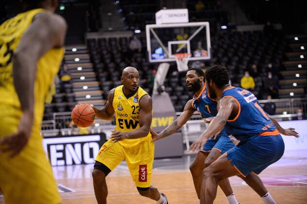 Rickey Paulding 23 EWE Baskets Oldenburg vs Sindarius Thornwell 7 ratiopharm Ulm and Cristiano Felicio 1 ratiopharm Ulm during the match EWE Baskets Oldenburg vs ratiopharm Ulm Basketball, easyCredit BBL, Season 2021 2022, Matchday 11, 18 12 2021 Copyright xErikxHillmer EIBNERx EP EHR EWE Baskets Oldenburg vs ratiopharm Ulm Basketball, easyCredit BBL, Season 2021 2022, Matchday 11, 18 12 2021 Oldenburg. Copyright: xErikxHillmer EIBNERx EP_EHR