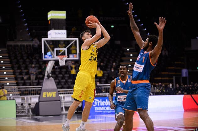 Michal Michalak 20 EWE Baskets Oldenburg vs Cristiano Felicio 1 ratiopharm Ulm during the match EWE Baskets Oldenburg vs ratiopharm Ulm Basketball, easyCredit BBL, season 2021 2022, 11 matchday, 18 12 2021 Copyright xErikxHillmer EIBNERx EP EHR EWE Baskets Oldenburg vs ratiopharm Ulm Basketball, easyCredit BBL, season 2021 2022, 11 matchday, 18 12 2021 Oldenburg Copyright: xErikxHillmer EIBNERx EP_EHR