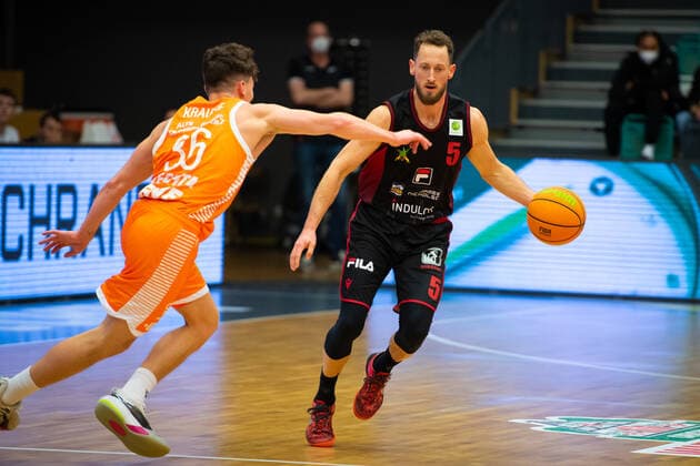 ProA 14 Matchday RASTA Vechta vs Artland Dragons, 18 12 2021 Kristofer Krause RASTA Vechta, 36 , Chase Chandler Griffin Artland Dragons, 5 ProA 14 Matchday RASTA Vechta vs Artland Dragons on 18 12 2021 in Vechta RASTA Dome , Germany, Copyright: xBEAUTIFULxSPORTS Neddermannx