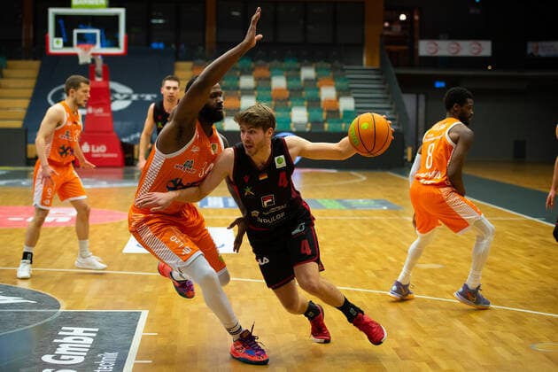 ProA 14 Matchday RASTA Vechta vs Artland Dragons, 18 12 2021 Devon Searcy RASTA Vechta, 34 , Thorben Doeding Artland Dragons, 4 ProA 14 Matchday RASTA Vechta vs Artland Dragons on 18 12 2021 in Vechta RASTA Dome , Germany, Copyright: xBEAUTIFULxSPORTS Neddermannx