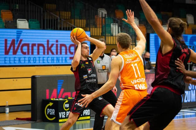 ProA 14 Matchday RASTA Vechta vs Artland Dragons, 18 12 2021 Adrian Breitlauch Artland Dragons, 7 , Robin Lodders RASTA Vechta, 11 ProA 14 Matchday RASTA Vechta vs Artland Dragons on 18 12 2021 in Vechta RASTA Dome , Germany, Copyright: xBEAUTIFULxSPORTS Neddermannx
