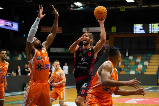ProA 14 Matchday RASTA Vechta vs Artland Dragons, 18 12 2021 Preston Purifoy RASTA Vechta, 24 , Adam Pechacek Artland Dragons, 0 , Tyrone Nash RASTA Vechta, 77 ProA 14 Matchday RASTA Vechta vs Artland Dragons on 18 12 2021 in Vechta RASTA Dome , Germany, Copyright: xBEAUTIFULxSPORTS Neddermannx