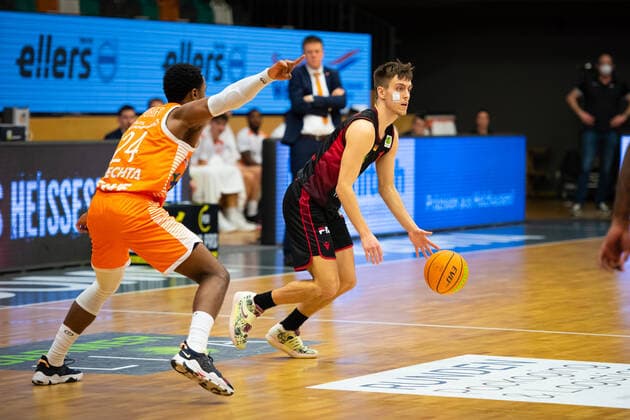 ProA 14 Matchday RASTA Vechta vs Artland Dragons, 18 12 2021 Preston Purifoy RASTA Vechta, 24 , Zachary Christopher Ensminger Artland Dragons, 1 ProA 14 Matchday RASTA Vechta vs Artland Dragons on 18 12 2021 in Vechta RASTA Dome , Germany, Copyright: xBEAUTIFULxSPORTS Neddermannx