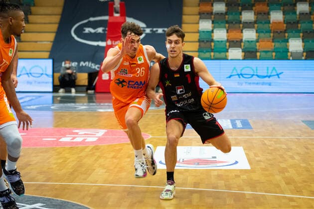 ProA 14 Matchday RASTA Vechta vs Artland Dragons, 18 12 2021 Kristofer Krause RASTA Vechta, 36 , Zachary Christopher Ensminger Artland Dragons, 1 ProA 14 Matchday RASTA Vechta vs Artland Dragons on 18 12 2021 in Vechta RASTA Dome , Germany, Copyright: xBEAUTIFULxSPORTS Neddermannx