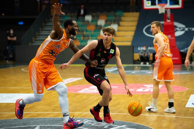 ProA 14 Matchday RASTA Vechta vs Artland Dragons, 18 12 2021 Devon Searcy RASTA Vechta, 34 , Thorben Doeding Artland Dragons, 4 ProA 14 Matchday RASTA Vechta vs Artland Dragons on 18 12 2021 in Vechta RASTA Dome , Germany, Copyright: xBEAUTIFULxSPORTS Neddermannx