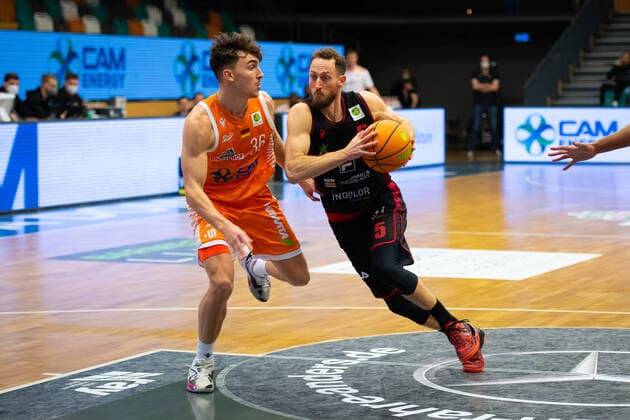 ProA 14 Matchday RASTA Vechta vs Artland Dragons, 18 12 2021 Kristofer Krause RASTA Vechta, 36 , Chase Chandler Griffin Artland Dragons, 5 ProA 14 Matchday RASTA Vechta vs Artland Dragons on 18 12 2021 in Vechta RASTA Dome , Germany, Copyright: xBEAUTIFULxSPORTS Neddermannx