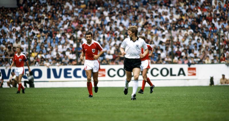 25.06.82 Deutschland - Österreich Spanien, Gijon, 25.06.1982, Fussball, FIFA WM 1982 in Spanien, DFB Deutschland - Österreich (1:0): v.l. Hans Krankl (Österreich), Karlheinz Förster (Deutschland). *** 25 06 82 Germany Austria Spain, Gijon, 25 06 1982, Football, FIFA World Cup 1982 in Spain, DFB Germany Austria 1 0 v l Hans Krankl Austria , Karlheinz Förster Germany