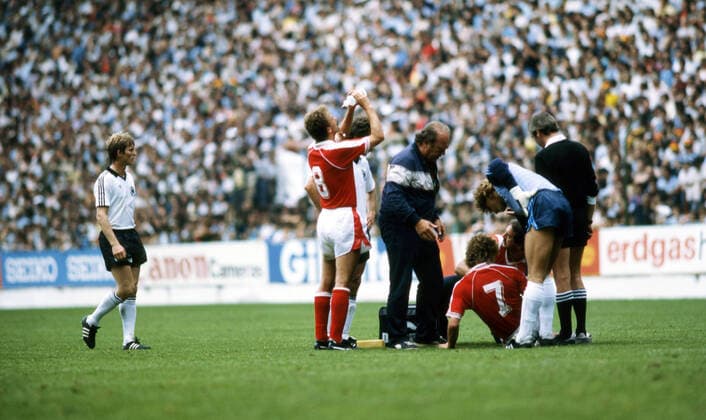 25.06.82 Deutschland - Österreich Spanien, Gijon, 25.06.1982, Fussball, FIFA WM 1982 in Spanien, DFB Deutschland - Österreich (1:0): v.l. Herbert Prohaska, Walter Schacher (beide Österreich), Harald Toni Schumacher (Deutschland). *** 25 06 82 Germany Austria Spain, Gijon, 25 06 1982, Football, FIFA World Cup 1982 in Spain, DFB Germany Austria 1 0 f l Herbert Prohaska, Walter Schacher both Austria , Harald Toni Schumacher Germany