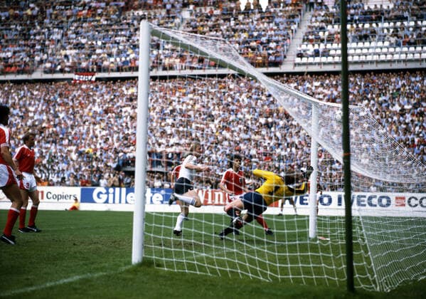 25.06.82 Deutschland - Österreich Spanien, Gijon, 25.06.1982, Fussball, FIFA WM 1982 in Spanien, DFB Deutschland - Österreich (1:0): v.l. Horst Hrubesch (Deutschland), Heribert Weber, Friedl Koncilia (beide Österreich); Tor 1:0 Hrubesch. *** 25 06 82 Germany Austria Spain, Gijon, 25 06 1982, Football, FIFA World Cup 1982 in Spain, DFB Germany Austria 1 0 f l Horst Hrubesch Germany , Heribert Weber, Friedl Koncilia both Austria Goal 1 0 Hrubesch