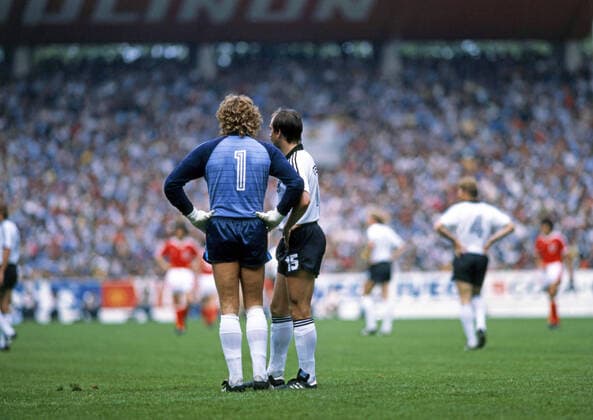 25.06.82 Deutschland - Österreich Spanien, Gijon, 25.06.1982, Fussball, FIFA WM 1982 in Spanien, DFB Deutschland - Österreich (1:0): v.l. Harald Toni Schumacher, Uli Stielike (beide Deutschland). *** 25 06 82 Germany Austria Spain, Gijon, 25 06 1982, Football, FIFA World Cup 1982 in Spain, DFB Germany Austria 1 0 v l Harald Toni Schumacher, Uli Stielike both Germany