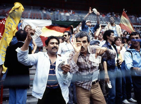 25.06.82 Deutschland - Österreich Spanien, Gijon, 25.06.1982, Fussball, FIFA WM 1982 in Spanien, DFB Deutschland - Österreich (1:0): Algerien Fans winken mit Geldscheinen und Reklamieren die Absprache des Ergebnisses beider Teams in der sogenannten Schande von Gijon. *** 25 06 82 Germany Austria Spain, Gijon, 25 06 1982, Football, FIFA World Cup 1982 in Spain, DFB Germany Austria 1 0 Algeria fans wave banknotes and complain about the agreement of the result of both teams in the so-called disgrace of Gijon