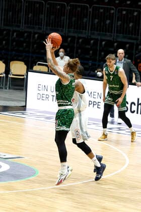 18 12 2021, easyCredit Basketball Bundesliga, BBL, 2021 2022 season, men, Chemnitz Niners Brose Bamberg Chemnitz Messe Chemnitz Sachsen Germany