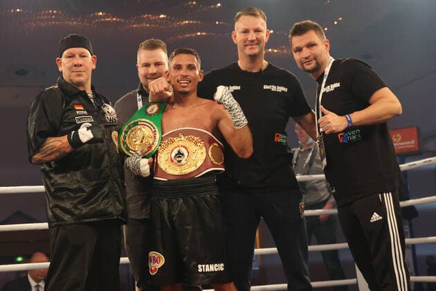 Sport Themen der Woche KW50 Sport Bilder des Tages Boxen: SES Boxing, X-Mas Fight Night, Magdeburg, 18.12.2021 WBO-Youth-CHampionship: Nenad Stancic (GER) - Marcis Grundulis (LAT) Magdeburg Germany *** Boxing SES Boxing, X Mas Fight Night, Magdeburg, 18 12 2021 WBO Youth CHampionship Nenad Stancic GER Marcis Grundulis LAT Magdeburg Germany