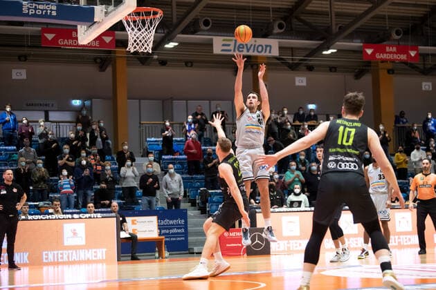BARMER 2 Basketball Bundesliga Season 2021 2022 Matchday 14 on 18 12 21 Medipolis SC Jena vs TEAM Ehingen Urspring Mitte Alex Herrera Jena throwing against Kevin Strangmeyer Ehingen Sparkassen Arena