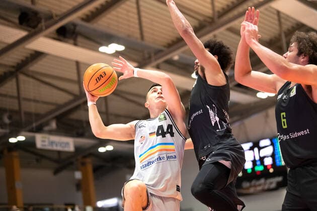 BARMER 2 Basketball Bundesliga Season 2021 2022 Matchday 14 on 18 12 21 Medipolis SC Jena vs TEAM Ehingen Urspring v li Vuk Radojicic Jena vs Tyler Cheese Ehingen and Zach Walton Ehingen Sparkassen Arena.