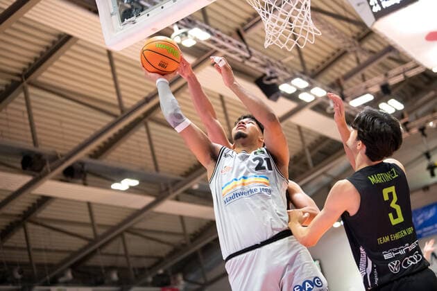 BARMER 2 Basketball Bundesliga Season 2021 2022 Matchday 14 on 18 12 21 Medipolis SC Jena vs TEAM Ehingen Urspring v li Rafael Alberton Rodrigues Jena at the basket against Tim Martinez Ehingen Sparkassen Arena