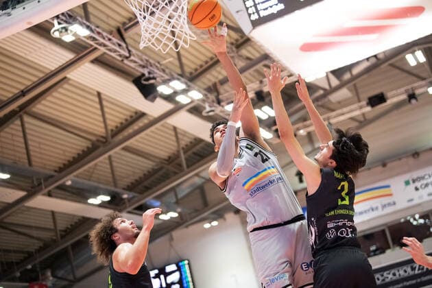 BARMER 2 Basketball Bundesliga Season 2021 2022 Matchday 14 on 18 12 21 Medipolis SC Jena vs TEAM Ehingen Urspring center Rafael Alberton Rodrigues Jena throwing against right Tim Martinez Ehingen Sparkassen Arena