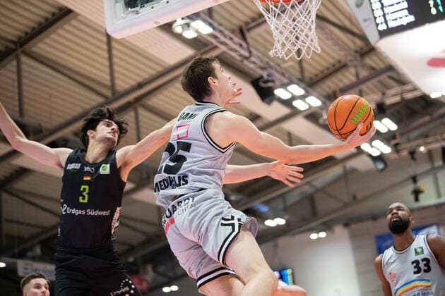 BARMER 2 Basketball Bundesliga season 2021 2022 Matchday 14 on 18 12 21 Medipolis SC Jena vs TEAM Ehingen Urspring center Lorenz Bank Jena at the basket against left Tim Martinez Ehingen Sparkassen Arena