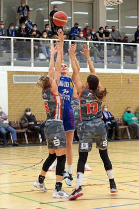 18 12 2021, xovx, Basketball Damen Bundesliga DBBL, BC pharmaserv Marburg TSV 1880 Wasserburg v l Haliegh Reinoehl TSV 1880 Wasserburg , Hanna Crymble BC pharmaserv Marburg , Mikayla Williams TSV 1880 Wasserburg Marburg Georg Gaßmann Halle Hessen Deutschland DE