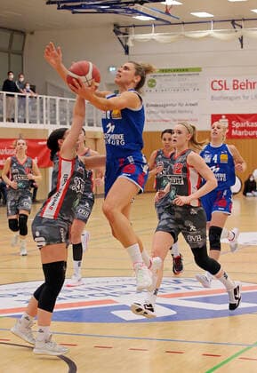 18 12 2021, xovx, Basketball Damen Bundesliga DBBL, BC pharmaserv Marburg TSV 1880 Wasserburg v l Levke Broderson TSV 1880 Wasserburg , Theresa Simon BC pharmaserv Marburg , Laura Hebecker TSV 1880 Wasserburg , Marie Bertholdt BC pharmaserv Marburg Marburg Georg Gaßmann Halle Hessen Germany DE