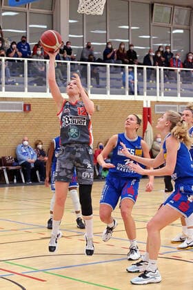 18 12 2021, xovx, Basketball Damen Bundesliga DBBL, BC pharmaserv Marburg TSV 1880 Wasserburg v l Laura Hebecker TSV 1880 Wasserburg , Stephanie Wagner BC pharmaserv Marburg , Hanna Crymble BC pharmaserv Marburg Marburg Georg Gaßmann Halle Hessen Deutschland DE