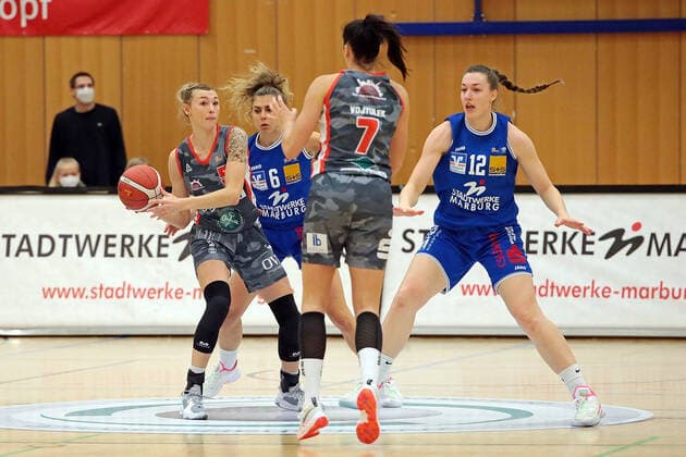 18 12 2021, xovx, Basketball Damen Bundesliga DBBL, BC pharmaserv Marburg TSV 1880 Wasserburg v l Haliegh Reinoehl TSV 1880 Wasserburg , Theresa Simon BC pharmaserv Marburg , Ana Vojtulek TSV 1880 Wasserburg , Johanna Klug BC pharmaserv Marburg Marburg Georg Gaßmann Halle Hessen Germany DE